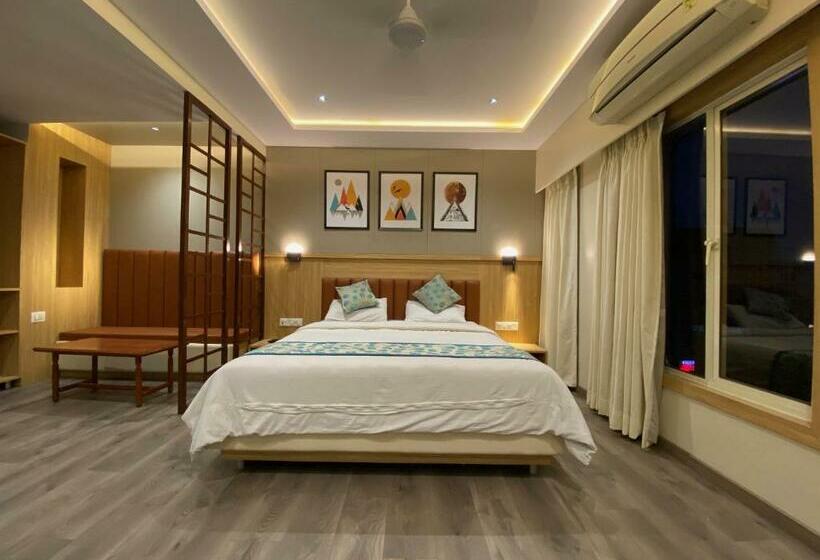 חדר סופריור, Apex International