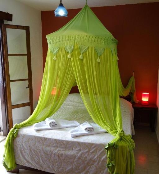 شقة غرفة واحدة, Cretan Village