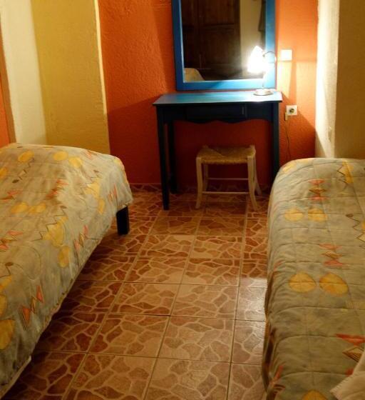 شقة غرفتين, Cretan Village