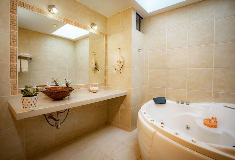 سوئیت کلاسیک, Agustos Urubamba