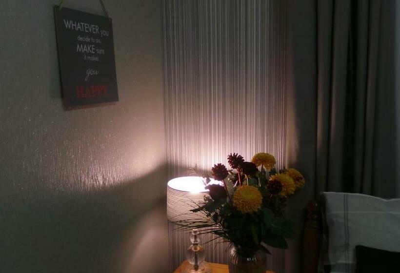 اتاق خانوادگی, The Oakcliffe