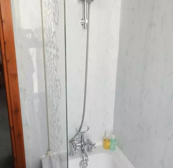 اتاق خانوادگی با چشم‌انداز دریا, Môr Wyn Guest House