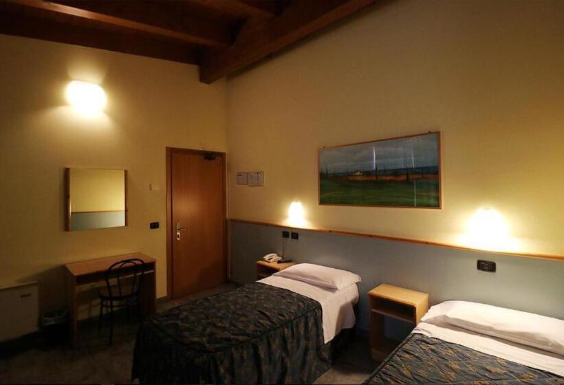 חדר סטנדרט לשלושה, Sabo