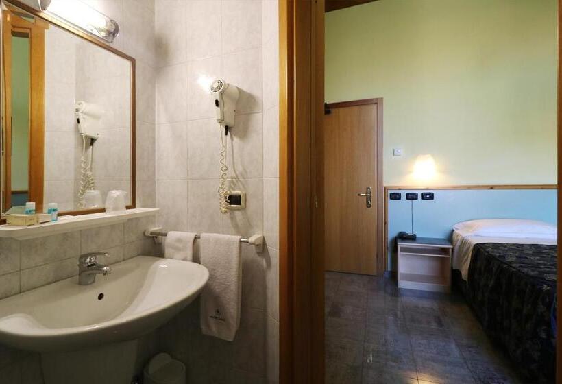 חדר סטנדרט לשלושה עם מרפסת, Sabo