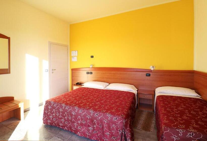 חדר סטנדרט לשלושה עם מרפסת, Sabo