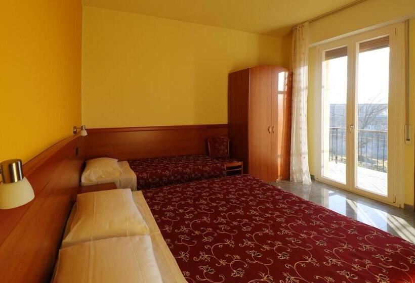 חדר סטנדרט לשלושה עם מרפסת, Sabo