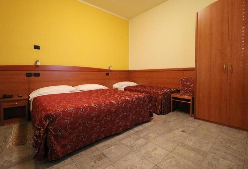 חדר סטנדרט לשלושה עם מרפסת, Sabo