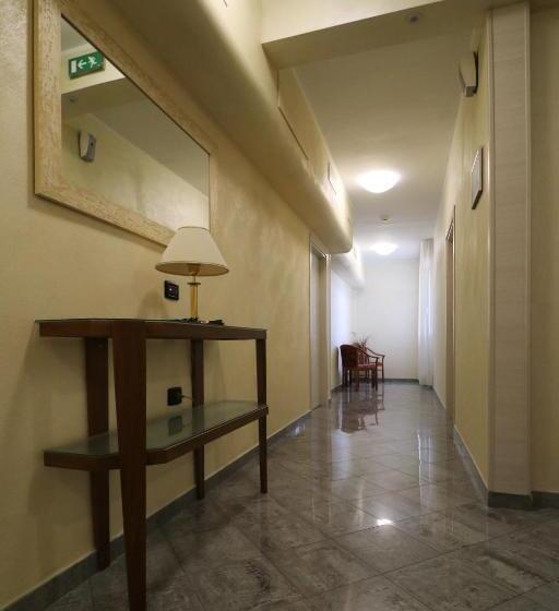 חדר סטנדרט לשלושה, Sabo