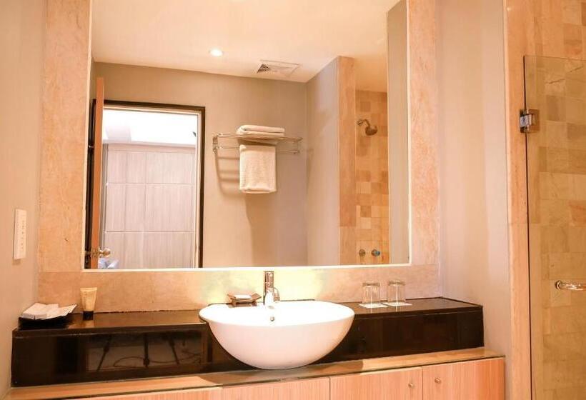 Номер Deluxe, Golden Tulip Balikpapan Hotel & Suites