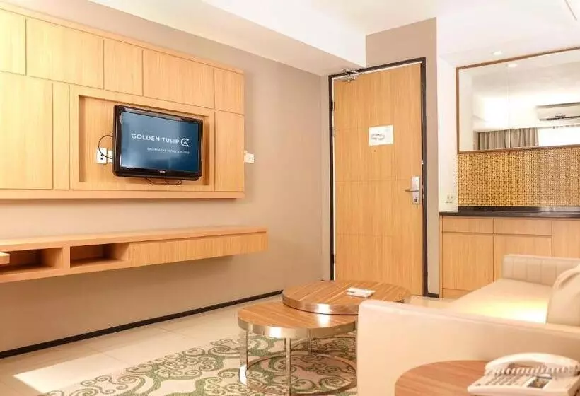 Junior Suite Queen Bed, Golden Tulip Balikpapan Hotel & Suites