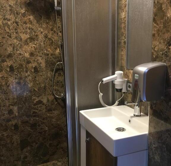 חדר סטנדרט לשלושה, Green Peace