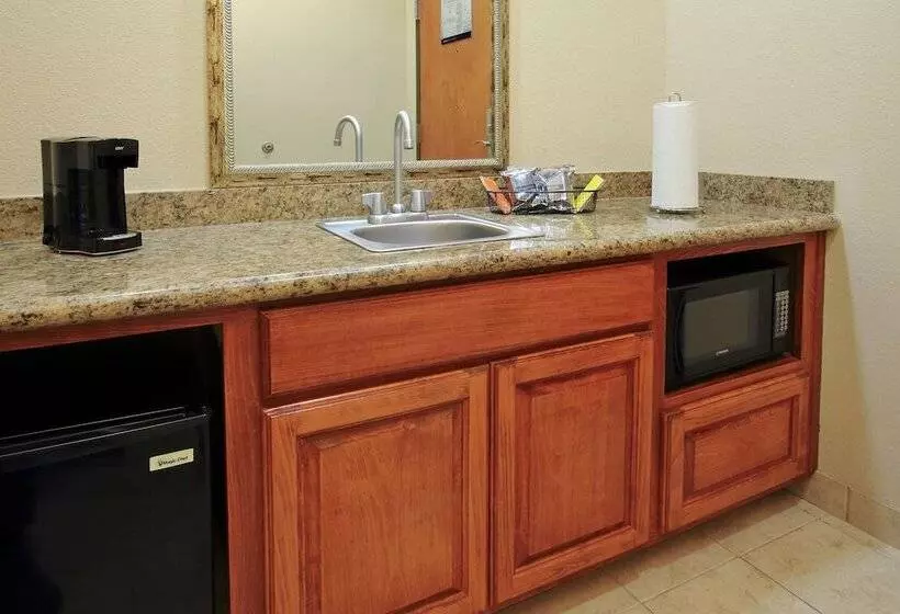 スタンダードスタジオ, Hampton Inn & Suites Buffalo