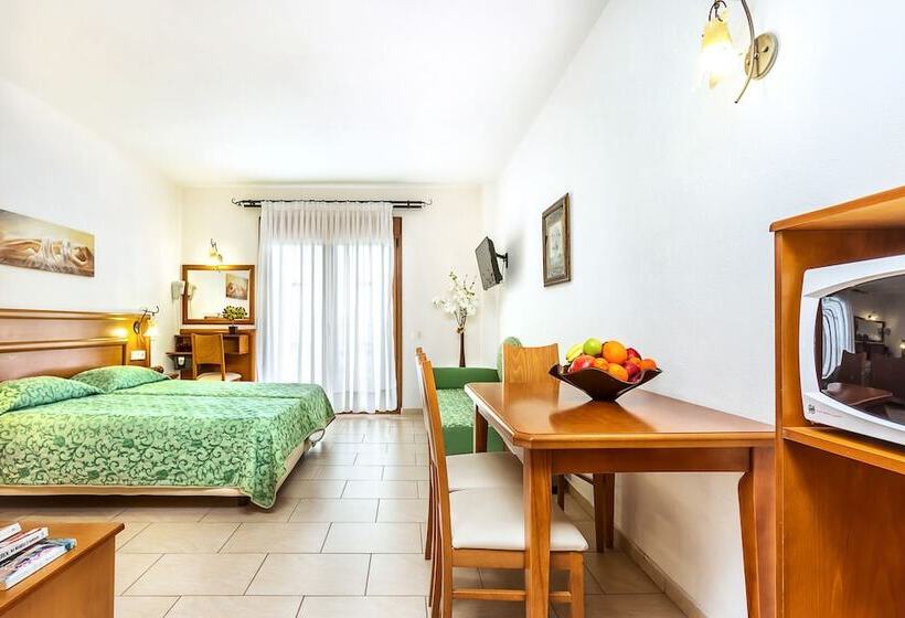 带花园景观的标准工作室, Nereides