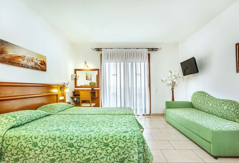 带花园景观的标准工作室, Nereides