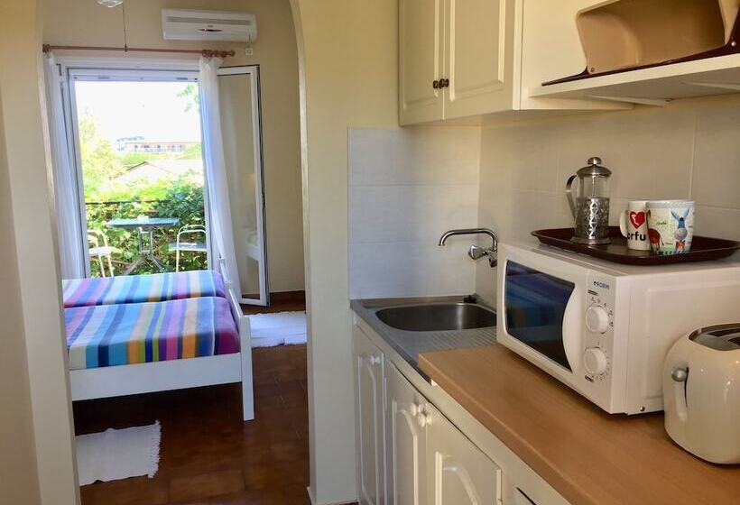 스탠다드 스튜디오, The Mayflower Studios & Apartments