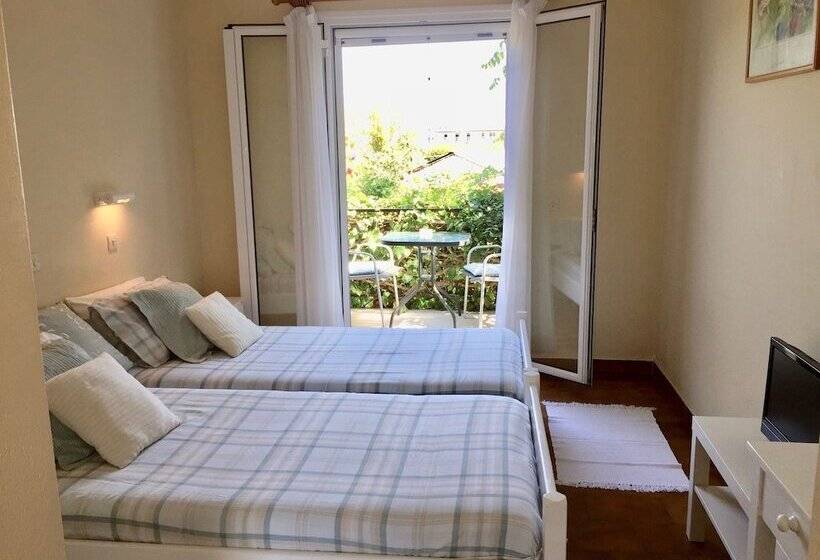 스탠다드 스튜디오, The Mayflower Studios & Apartments