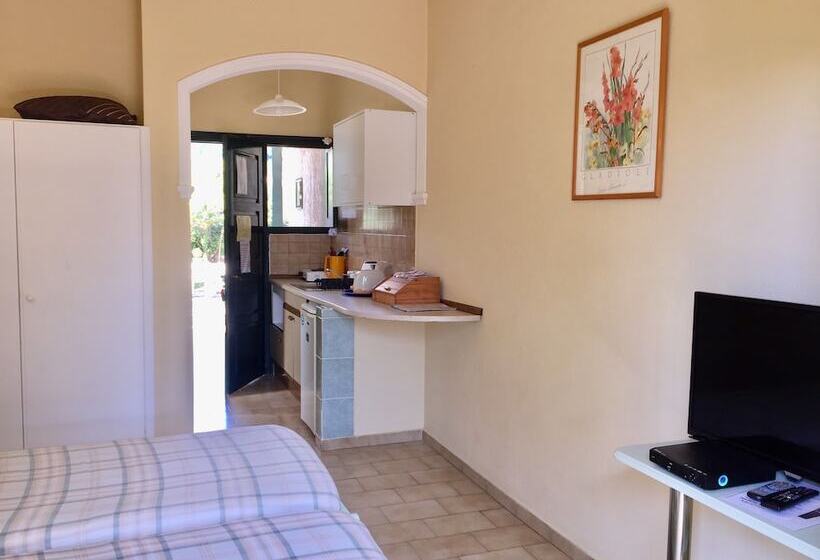 스탠다드 스튜디오, The Mayflower Studios & Apartments