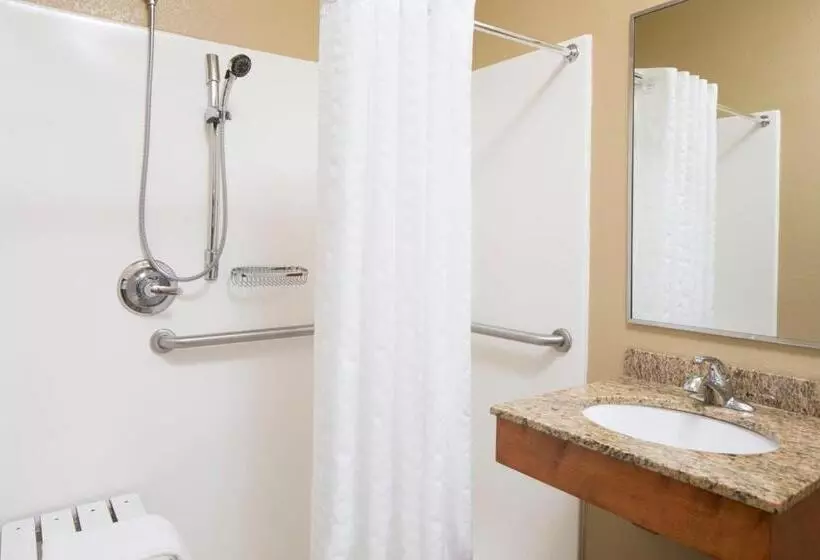 اتاق استاندارد با تخت بزرگ برای معلولان, Candlewood Suites La Crosse, An Ihg