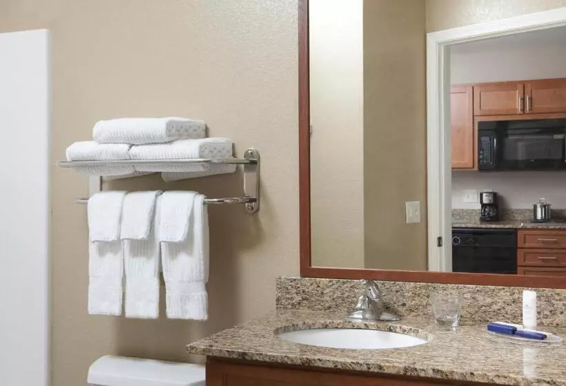 اتاق استاندارد با تخت بزرگ برای معلولان, Candlewood Suites La Crosse, An Ihg