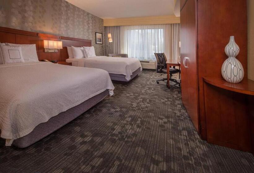 Номер Стандарт, Courtyard Fredericksburg Historic District