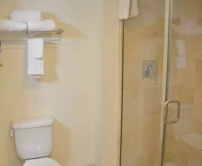 キングサイズベッドのスイートルーム, Days Inn & Suites By Wyndham Milwaukee