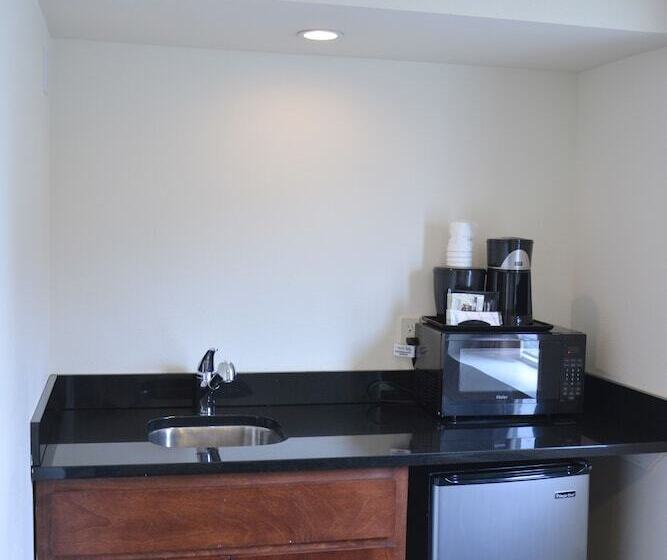 キングサイズベッドのスイートルーム, Days Inn & Suites By Wyndham Milwaukee