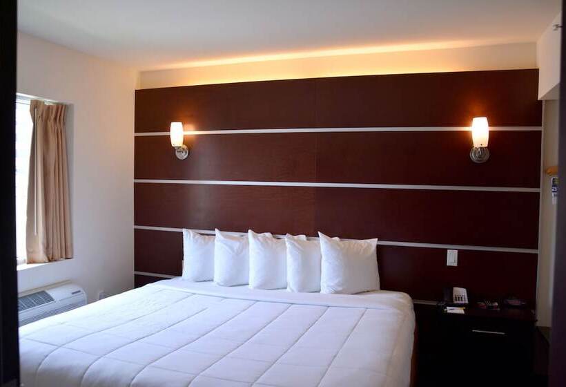 キングサイズベッドのスイートルーム, Days Inn & Suites By Wyndham Milwaukee