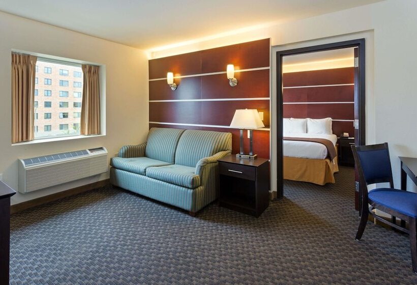 带大床的套房, Days Inn & Suites By Wyndham Milwaukee