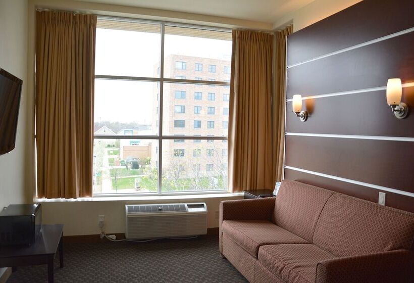 带大床的复式套间, Days Inn & Suites By Wyndham Milwaukee