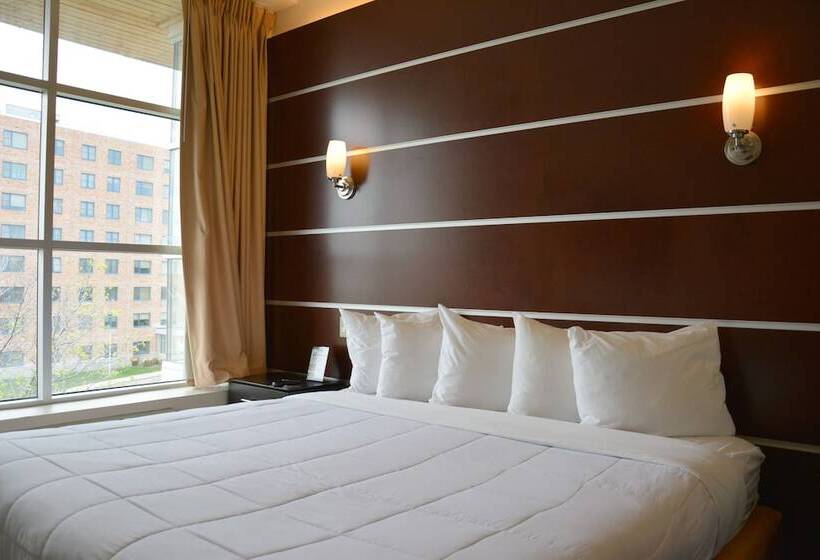 キングサイズベッドのデラックススイート, Days Inn & Suites By Wyndham Milwaukee