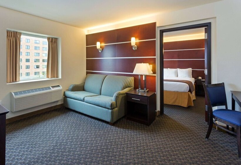 带大床的复式套间, Days Inn & Suites By Wyndham Milwaukee