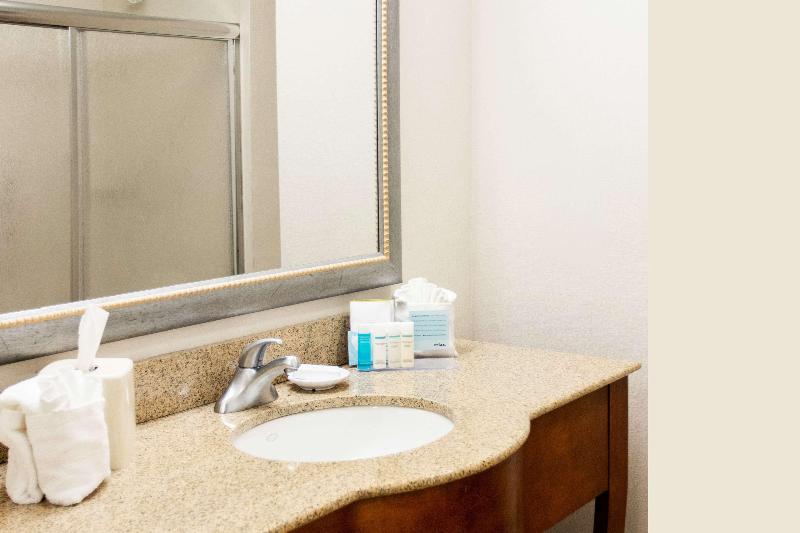 キングサイズベッドのスタンダードルーム, Hampton Inn Gloucester