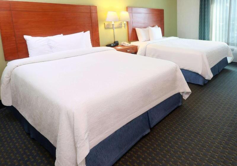 キングサイズベッドのスタンダードルーム, Hampton Inn Gloucester