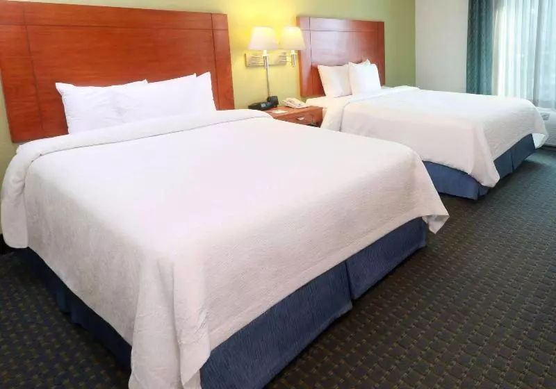 キングサイズベッドのスタンダードルーム, Hampton Inn Gloucester