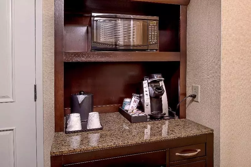 キングサイズベッドのデラックスルーム, Hilton Garden Inn St. Louis Airport