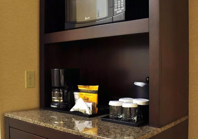 キングサイズベッドのデラックスルーム, Hilton Garden Inn St. Louis Airport