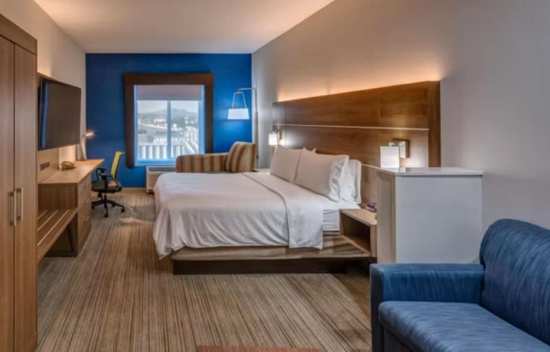 适合残疾人士使用的带超级大床的标准间, Holiday Inn Express Reno Airport, An Ihg