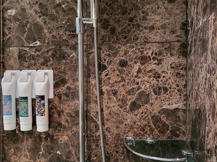 디럭스 룸, Maremons