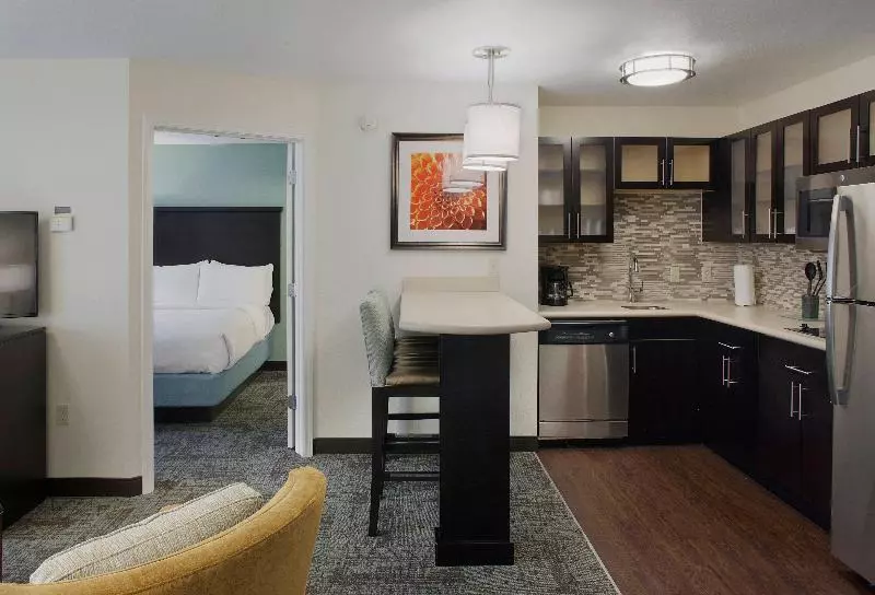 キングサイズベッドのスイートルーム, Staybridge Suites Fayetteville, An Ihg
