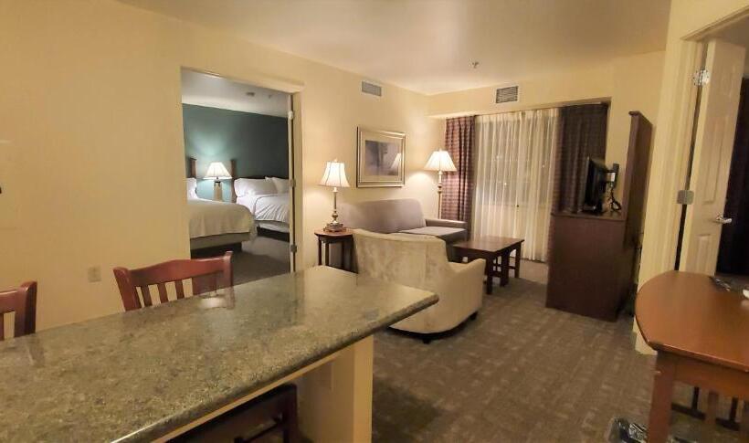 带2个卧室的套房, Staybridge Suites Rochester University, An Ihg