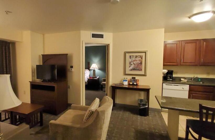 带河湖景观的套房, Staybridge Suites Rochester University, An Ihg