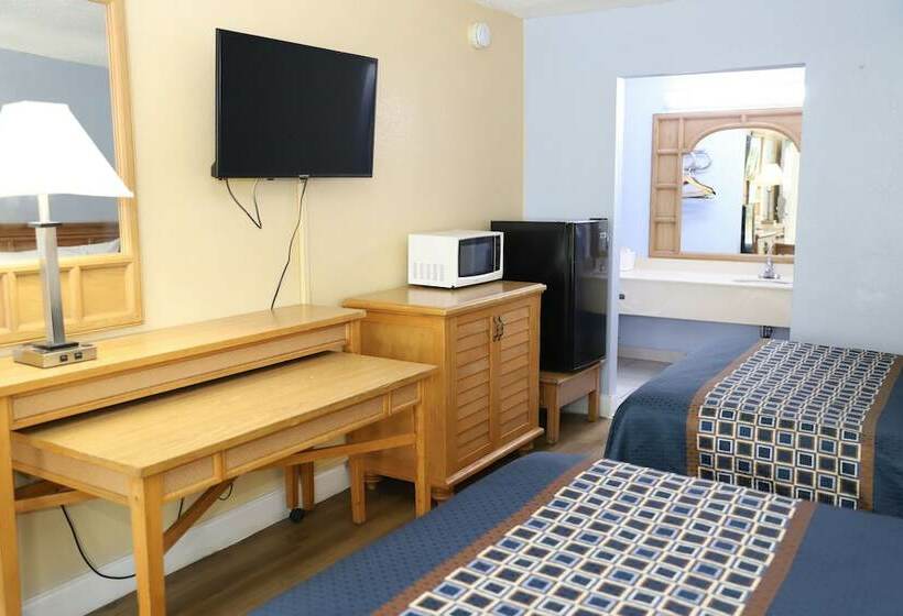 带2个双人床的标准工作室, Super 8 By Wyndham Florence Sc I 95 North Hwy 76