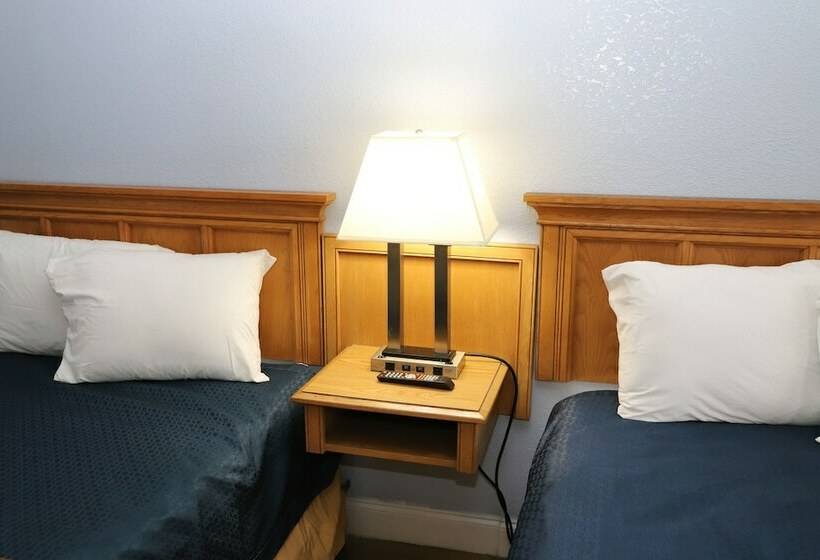 带2个双人床的标准工作室, Super 8 By Wyndham Florence Sc I 95 North Hwy 76