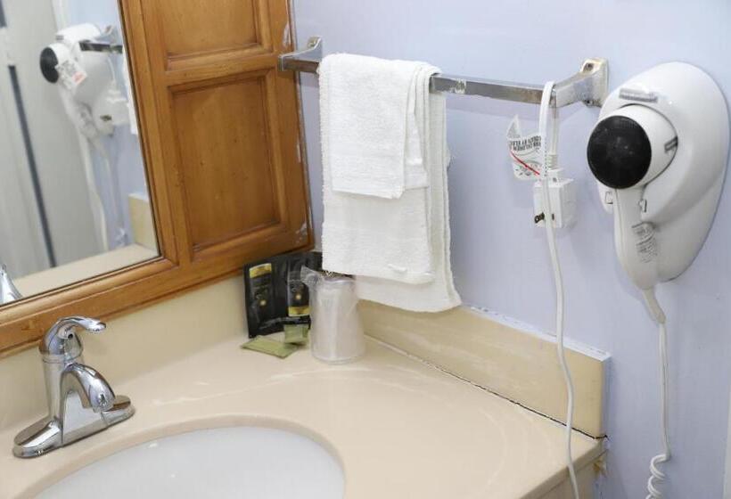 带2个双人床的标准工作室, Super 8 By Wyndham Florence Sc I 95 North Hwy 76