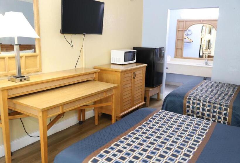 带2个双人床的标准工作室, Super 8 By Wyndham Florence Sc I 95 North Hwy 76