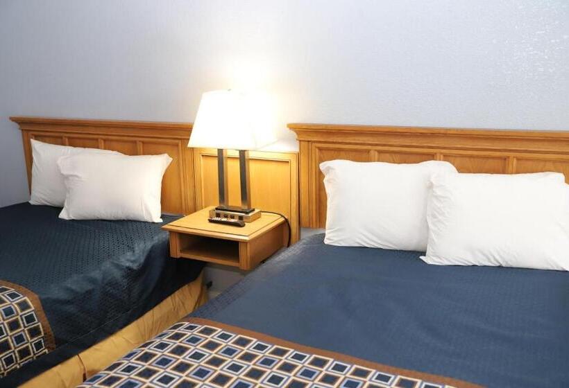 带2个双人床的标准工作室, Super 8 By Wyndham Florence Sc I 95 North Hwy 76