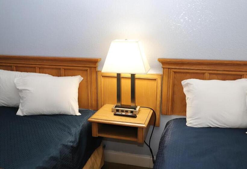 带2个双人床的标准工作室, Super 8 By Wyndham Florence Sc I 95 North Hwy 76