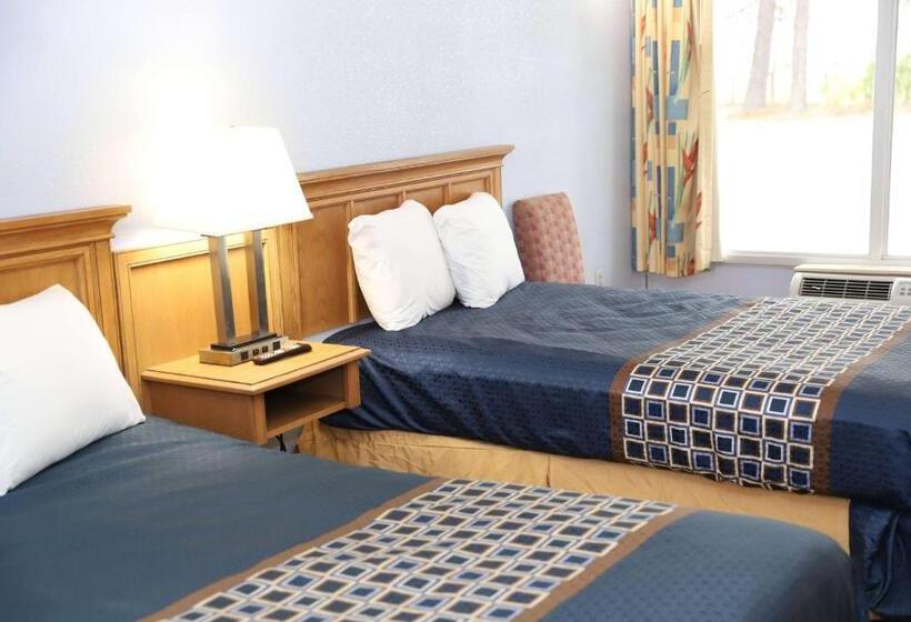 带2个双人床的标准工作室, Super 8 By Wyndham Florence Sc I 95 North Hwy 76