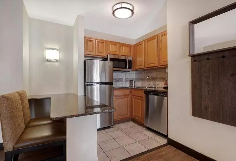 キングサイズベッドのスイートルーム, Staybridge Suites Tallahassee I 10 East, An Ihg