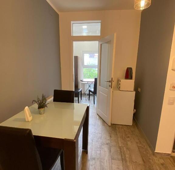 استودیوی استاندارد, Ave Hotel Victoriei